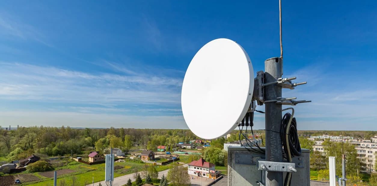 Point-to-point wireless antenna system for video security communications